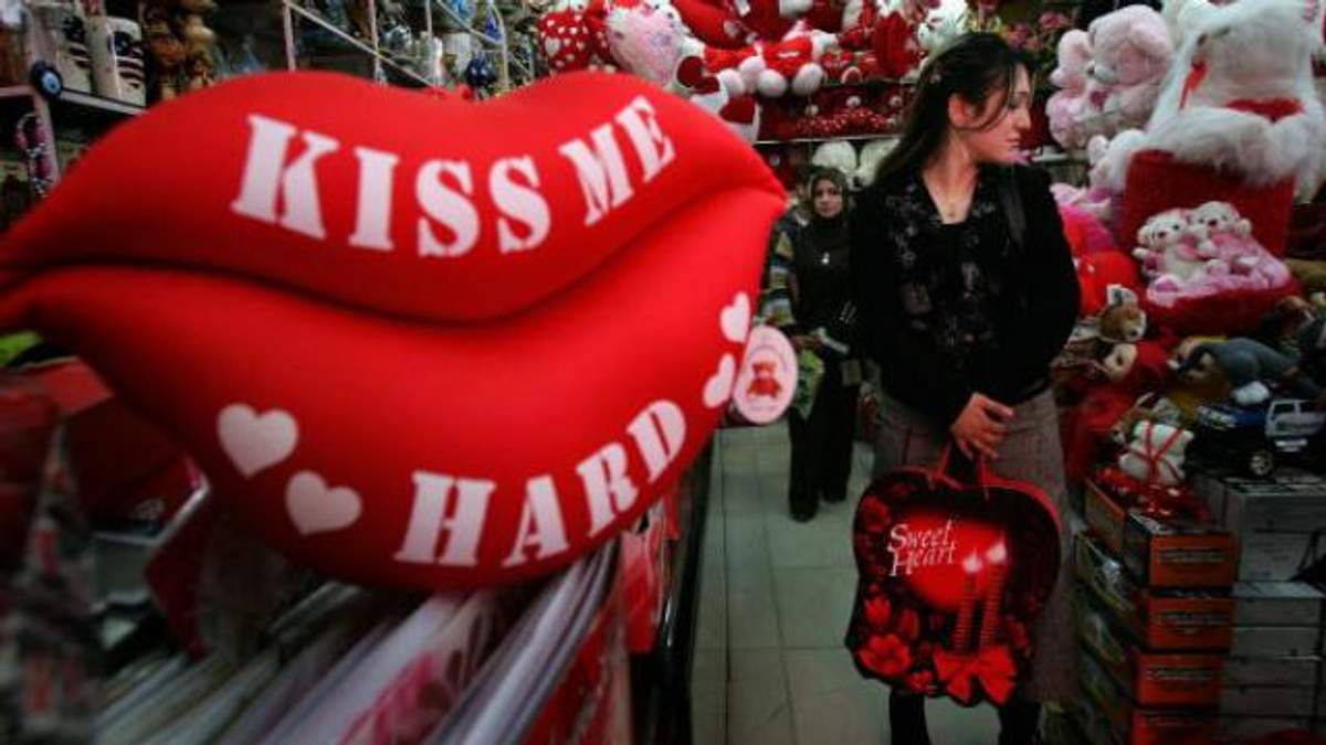 День влюбленных или праздник продавцов цветов и сувениров: что скрывает 14 февраля