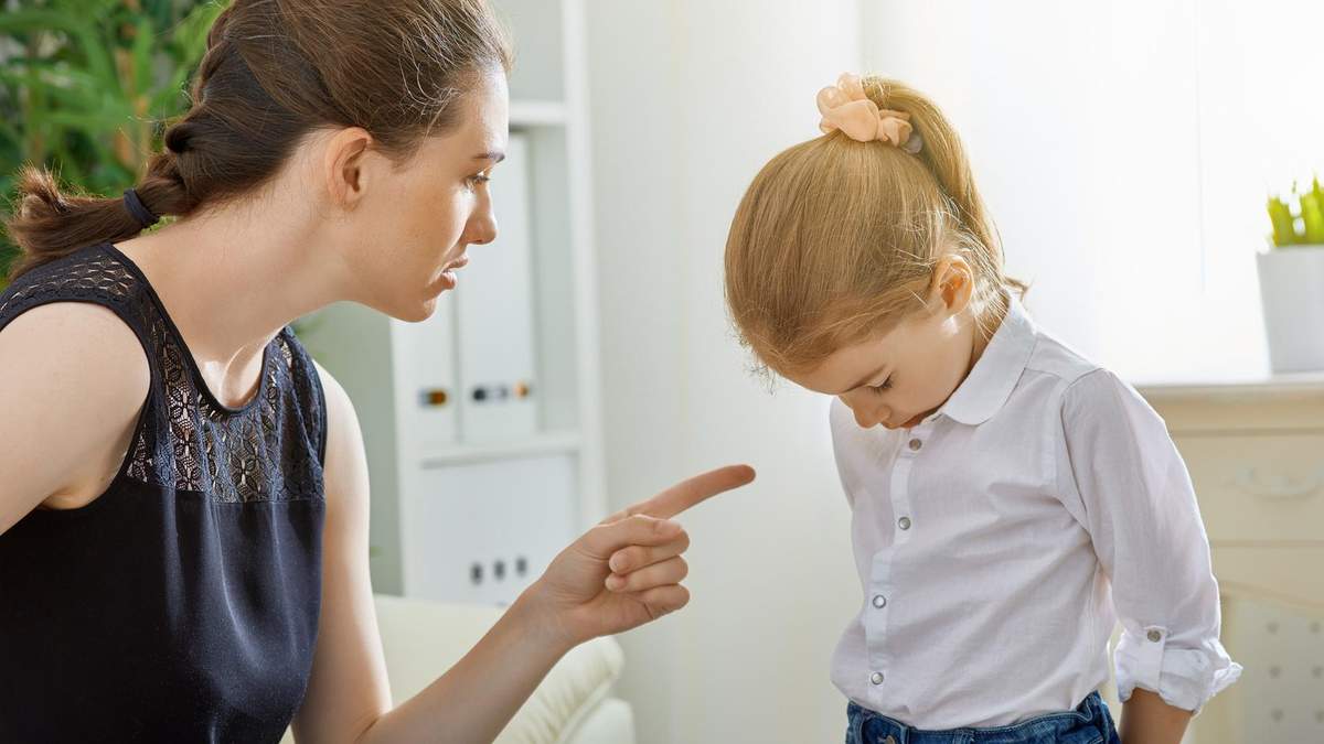 Чим небезпечні токсичні батьки: відповідь психотерапевта