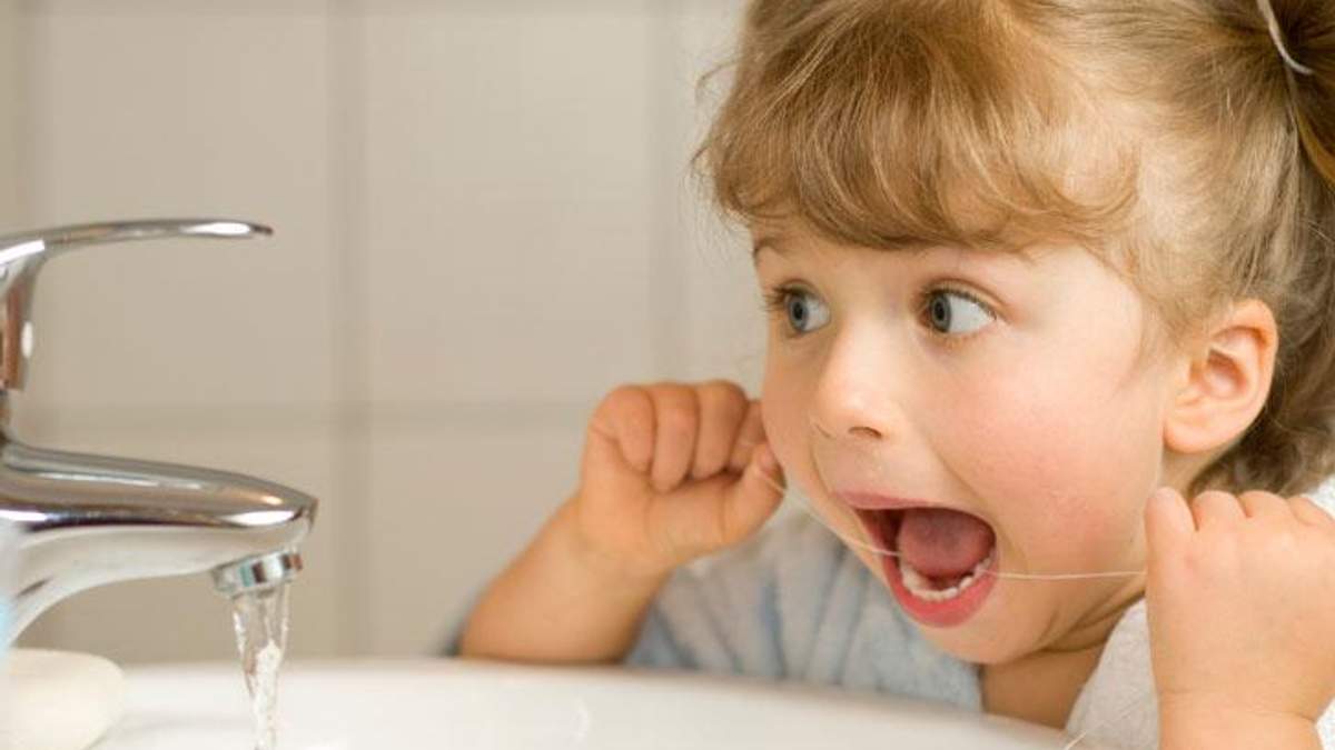 Що таке зубна нитка та коли її починати застосовувати до дітей 