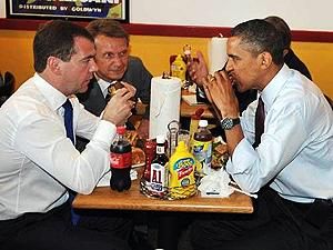 Медики хотят запретить Обаме есть фаст-фуд на камеру Медики хотят запретить Обаме есть фаст-фуд на камеру