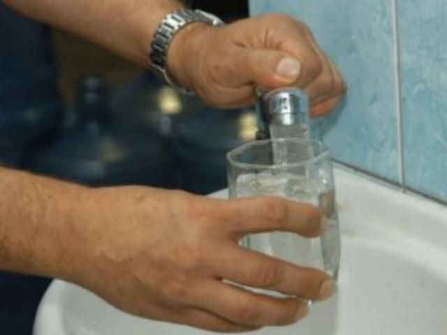 Українці бояться пити воду з-під крана Українці бояться пити воду з-під крана