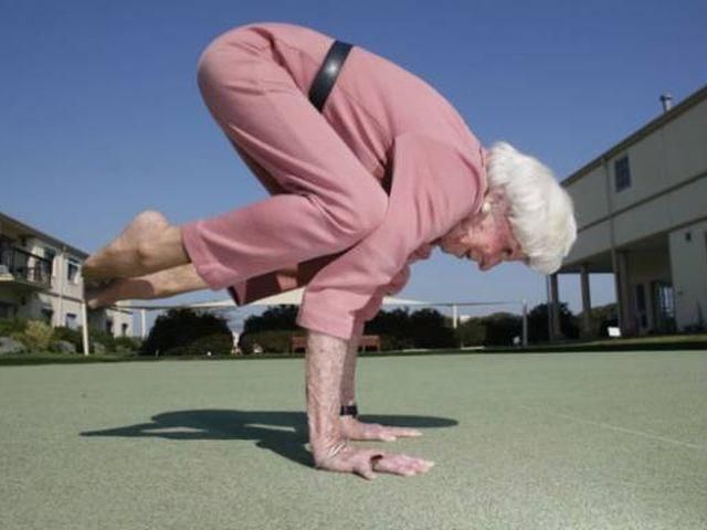 В Австралии 83-летняя женщина преподает йогу (Фото)