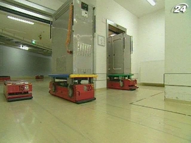 Робосанітари ходять тунелями клініки, аби відвідувачі їх не помітили