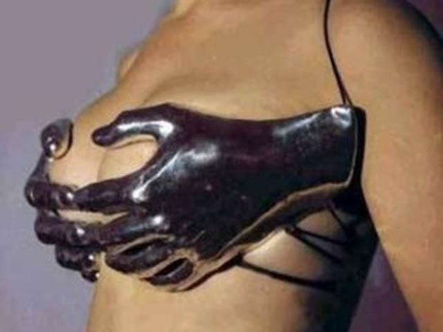 Бюстгальтер може спровокувати болі у спині і шиї