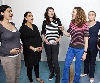 Британцы установили, что пение помогает женщинам во время беременности