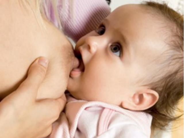 Народження дитини у молодому віці може спричинити рак грудей Народження дитини у молодому віці може спричинити рак грудей