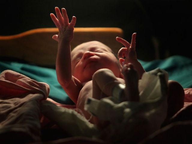 Кабмин усложнил порядок подтверждения факта рождения ребенка вне медучреждения