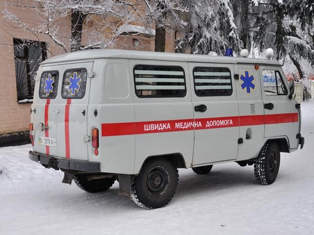 Швидка з травмованою жінкою не могла виїхати на підйом через сніг Швидка з травмованою жінкою не могла виїхати на підйом через сніг