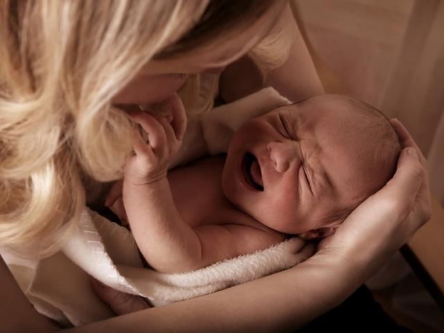 Вчені знають, як по очах визначити від чого плаче дитина