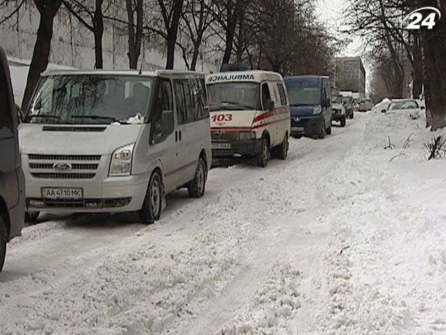 Київські "швидкі" стоять у заторах Київські "швидкі" стоять у заторах