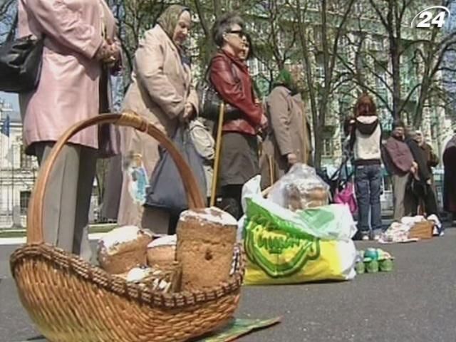 Дієтологи радять знати міру у споживанні їжі за великоднім столом Дієтологи радять знати міру у споживанні їжі за великоднім столом