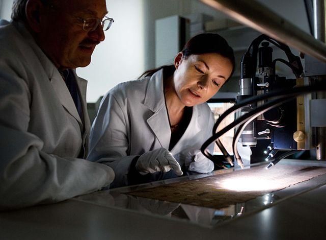 Вчені винайшли скальпель, який сам розпізнає ракові клітини Вчені винайшли скальпель, який сам розпізнає ракові клітини