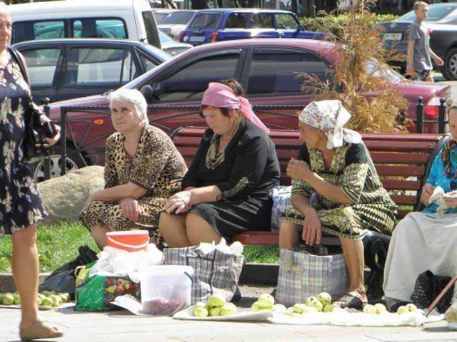 Диетологи советуют не покупать летом еду в местах стихийной торговли Диетологи советуют не покупать летом еду в местах стихийной торговли