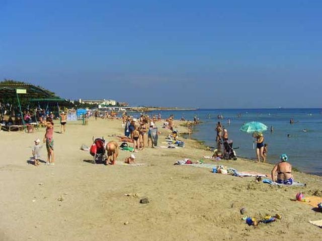 На пляже в Севастополе отравились около 400 человек
