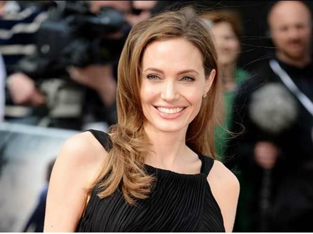 Анджелина Джоли выжидала лучшего момента, чтобы рассказать об операции, - хирург