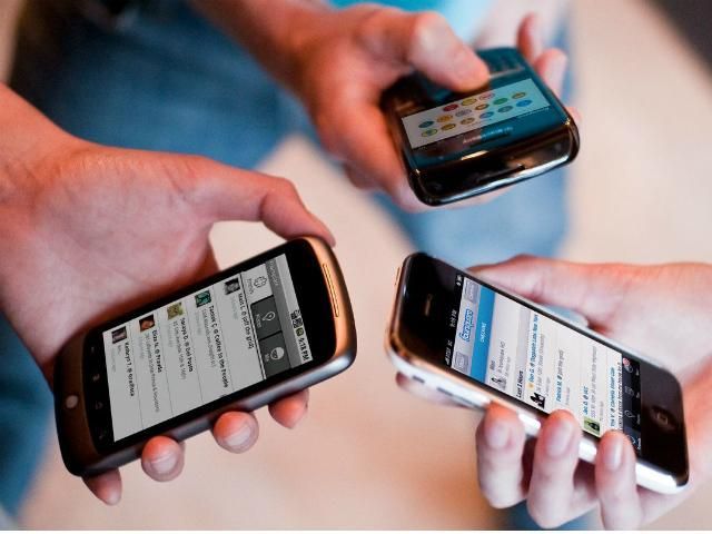 Дослідники розповіли, як смартфони "з'їдають" зір у дітей Дослідники розповіли, як смартфони "з'їдають" зір у дітей