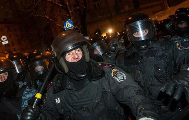 “Беркутівці” б’ють по ногах, щоб не бачили камери “Беркутівці” б’ють по ногах, щоб не бачили камери