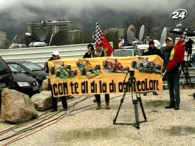 Фани під стінами лікарні привітали Шумахера із 45-річчям Фани під стінами лікарні привітали Шумахера із 45-річчям