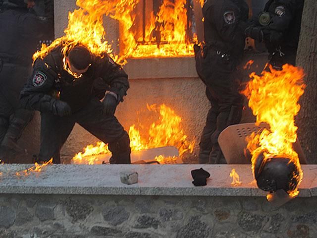 80 правоохранителей госпитализированы во время беспорядков в Киеве, - МВД 80 правоохранителей госпитализированы во время беспорядков в Киеве, - МВД