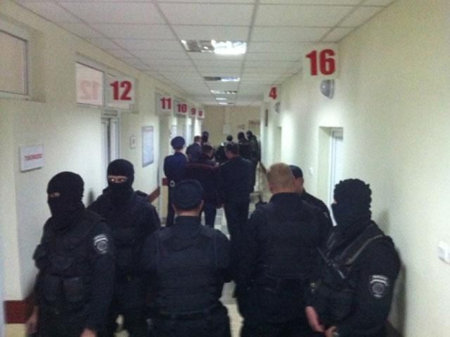 Милиция с автоматами забирает пострадавших из больницы, - активисты Милиция с автоматами забирает пострадавших из больницы, - активисты