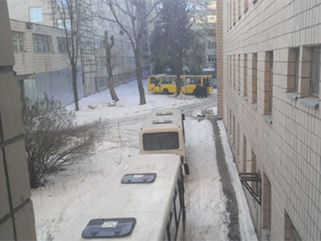 В больнице с больными раком детьми Януковича охраняли несколько автобусов с силовиками