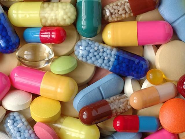 Порошенко дозволив ввозити незареєстровані ліки, які дозволені у США та ЄС Порошенко дозволив ввозити незареєстровані ліки, які дозволені у США та ЄС