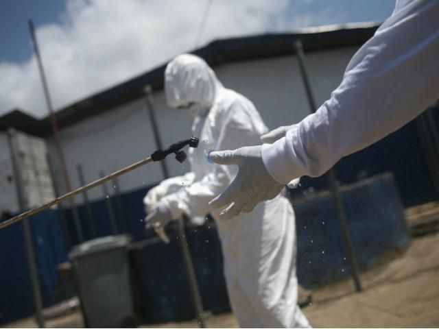 МОЗ України хоче закупити захисний спецодяг від вірусу Ебола