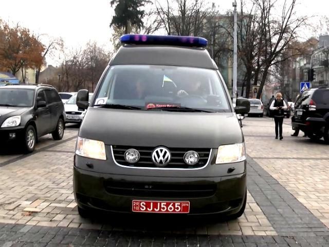 Волонтери передали на фронт відремонтований шведський реанімобіль Волонтери передали на фронт відремонтований шведський реанімобіль