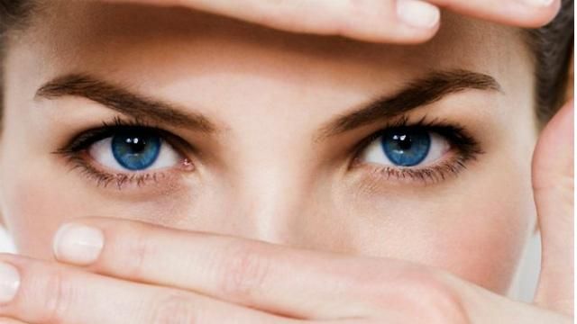 Ученые научились изменять цвет глаз лазером