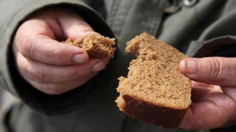 Медикам в оккупированном Луганске зарплату выдают хлебом