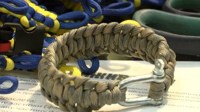 Українські волонтери почали робити "рятівні браслети" для АТО Українські волонтери почали робити "рятівні браслети" для АТО