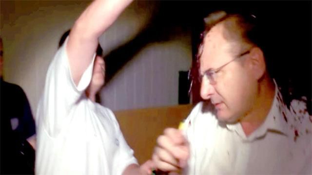 Народні люстратори облили чиновника кров'ю Народні люстратори облили чиновника кров'ю