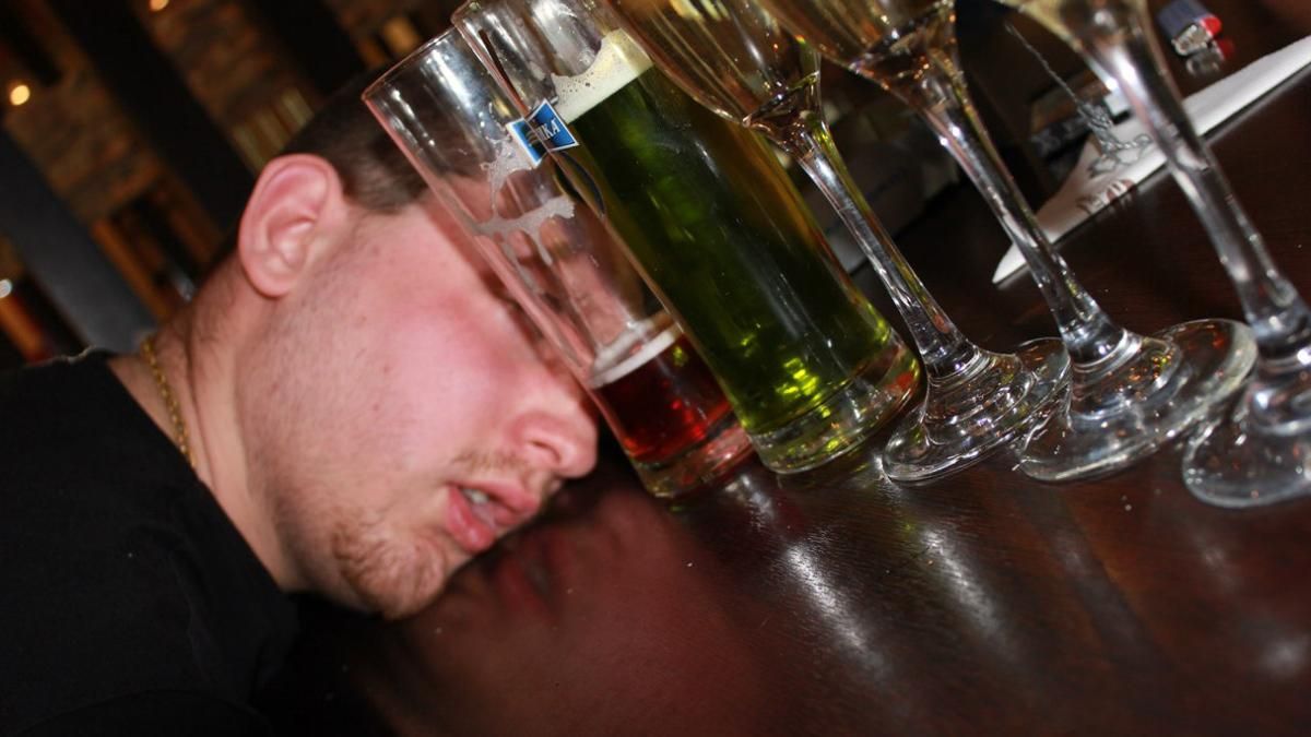 Вчені знайшли зв'язок між кольором очей і схильністю до алкоголізму Вчені знайшли зв'язок між кольором очей і схильністю до алкоголізму