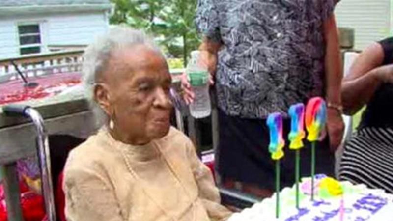 110-річна бабуся розповіла секрет довголіття: віскі і пиво