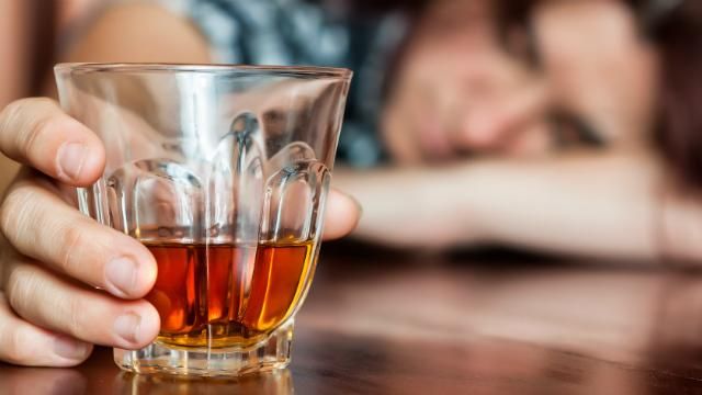 Полностью отказываться от алкоголя опасно, — исследование