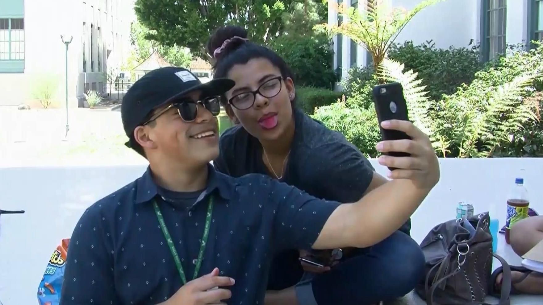 Учені розповіли, як селфі впливають на психологічний стан Учені розповіли, як селфі впливають на психологічний стан