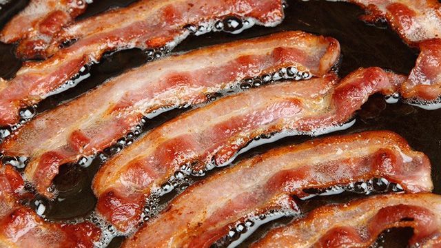 Сосиски и бекон приравняли по вредности к сигаретам Сосиски и бекон приравняли по вредности к сигаретам