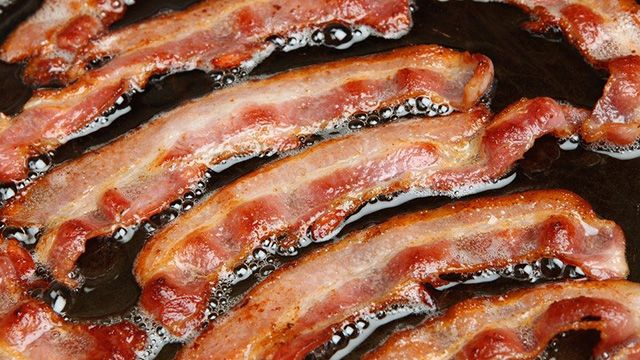 Сосиски и бекон приравняли по вредности к сигаретам