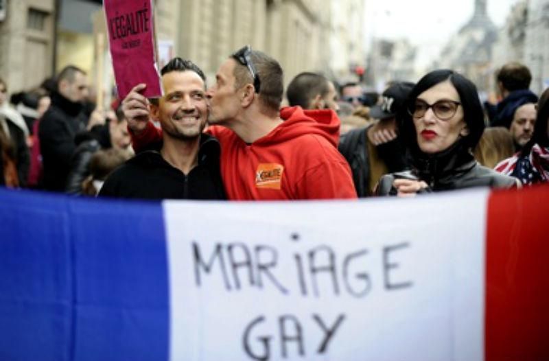 Французские геи теперь смогут стать донорами