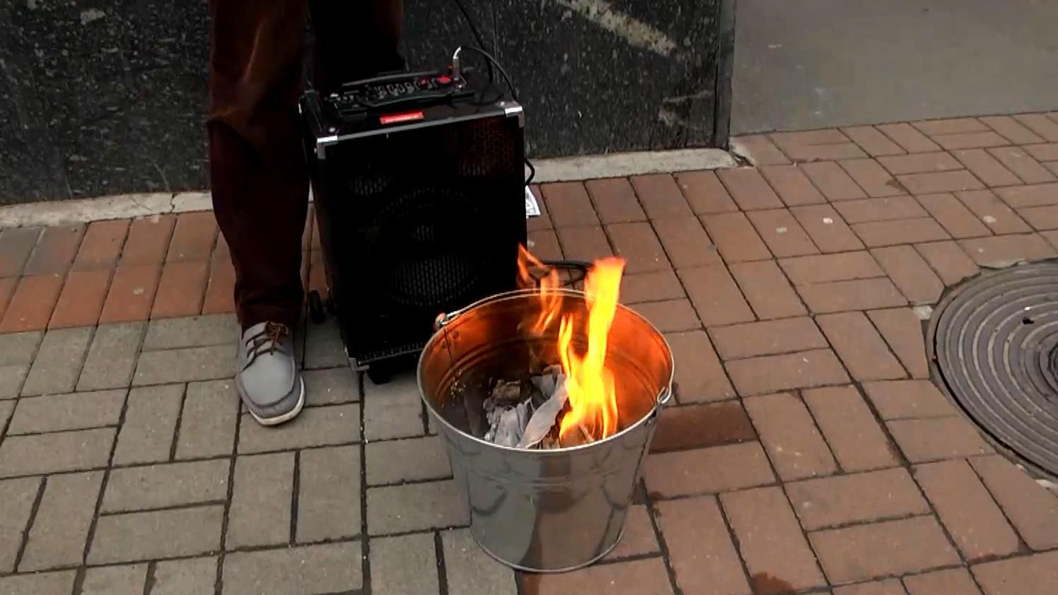 Самотній протестант під ВР палив свідоцтва про смерть Самотній протестант під ВР палив свідоцтва про смерть