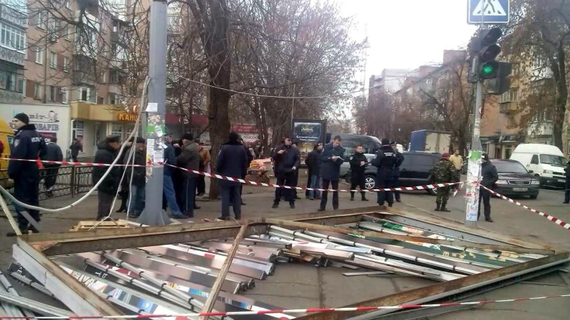 В центре Черкасс рекламный щит придавил людей. Много травмированных (обновлено)