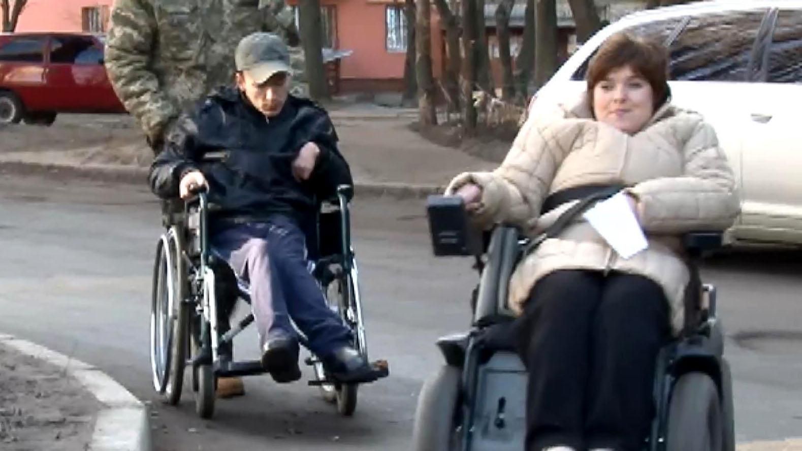Як інваліди на візках щодня долають перешкоди