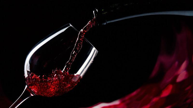 Ученые приравняли бокал вина к тренировке в спортзале