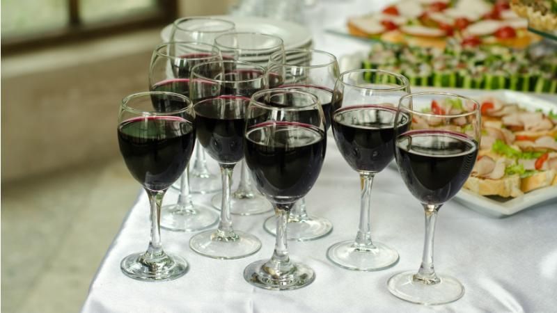 Вчені з’ясували, чому людей тягне на солодке та алкоголь Вчені з’ясували, чому людей тягне на солодке та алкоголь