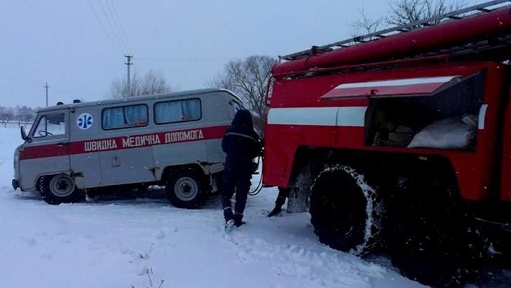 Пожежники у негоду підпрацьовують "швидкою" Пожежники у негоду підпрацьовують "швидкою"