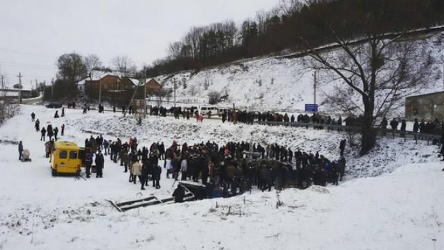 Как украинцы окунались в ледяную воду на Крещение: лучшее из соцсети
