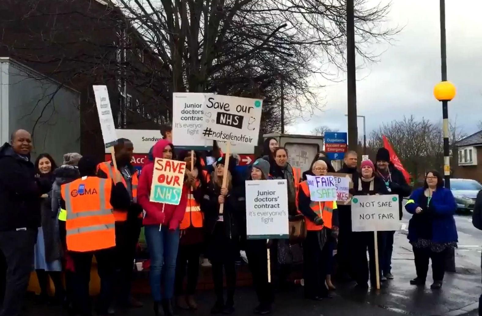 Тысячи операций отменили в Великобритании Тысячи операций отменили в Великобритании