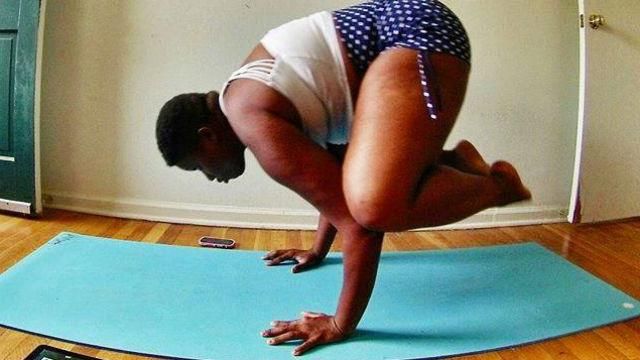Ломая стереотипы. Пышнотелая женщина поражает эффектными трюками с йоги