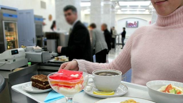 Меню Верховной Рады: бутерброд с семгой по 20 грн, свиной шашлык — 25