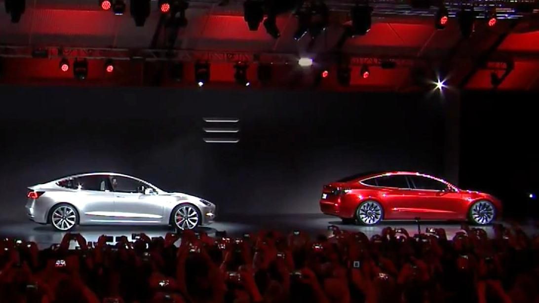 Перше доступне авто Tesla, електрокар можна підзарядити від смартфона Перше доступне авто Tesla, електрокар можна підзарядити від смартфона